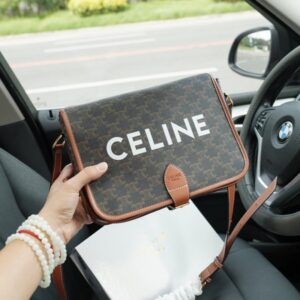【AT2502】CELINE 公式ウェブサイトと同期する ショルダーバッグ 斜めがけシングルショルダーバッグ 時代を超越した象徴的な製品 小牛革 最高級の金具製作 一般的なバージョンとは異なる 今年のお気に入りのデザイン 全て実際の撮影写真 実用性が非常に高い