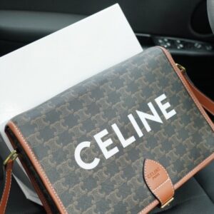 【AT2502】CELINE 公式ウェブサイトと同期する ショルダーバッグ 斜めがけシングルショルダーバッグ 時代を超越した象徴的な製品 小牛革 最高級の金具製作 一般的なバージョンとは異なる 今年のお気に入りのデザイン 全て実際の撮影写真 実用性が非常に高い