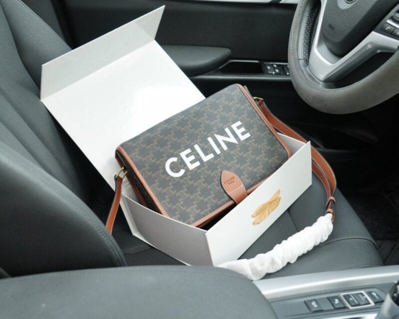【AT2502】CELINE 公式ウェブサイトと同期する ショルダーバッグ 斜めがけシングルショルダーバッグ 時代を超越した象徴的な製品 小牛革 最高級の金具製作 一般的なバージョンとは異なる 今年のお気に入りのデザイン 全て実際の撮影写真 実用性が非常に高い