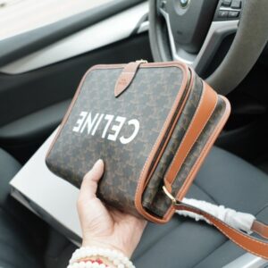 【AT2502】CELINE 公式ウェブサイトと同期する ショルダーバッグ 斜めがけシングルショルダーバッグ 時代を超越した象徴的な製品 小牛革 最高級の金具製作 一般的なバージョンとは異なる 今年のお気に入りのデザイン 全て実際の撮影写真 実用性が非常に高い