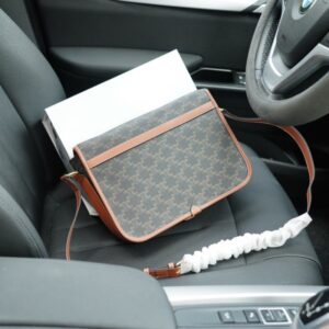 【AT2502】CELINE 公式ウェブサイトと同期する ショルダーバッグ 斜めがけシングルショルダーバッグ 時代を超越した象徴的な製品 小牛革 最高級の金具製作 一般的なバージョンとは異なる 今年のお気に入りのデザイン 全て実際の撮影写真 実用性が非常に高い