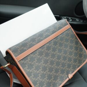 【AT2502】CELINE 公式ウェブサイトと同期する ショルダーバッグ 斜めがけシングルショルダーバッグ 時代を超越した象徴的な製品 小牛革 最高級の金具製作 一般的なバージョンとは異なる 今年のお気に入りのデザイン 全て実際の撮影写真 実用性が非常に高い