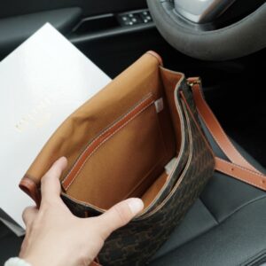 【AT2502】CELINE 公式ウェブサイトと同期する ショルダーバッグ 斜めがけシングルショルダーバッグ 時代を超越した象徴的な製品 小牛革 最高級の金具製作 一般的なバージョンとは異なる 今年のお気に入りのデザイン 全て実際の撮影写真 実用性が非常に高い