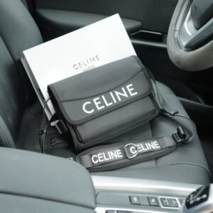 【AT2503】CELINE公式サイトで同期された斜めがけショルダーバッグ。時代を超越した象徴的な製品です。高品質な金具製作で通常のバージョンとは異なります。今年のお気に入りのデザインで、すべての実写写真があります。非常に実用的である。