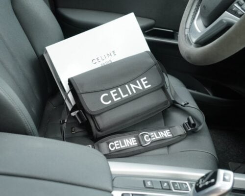 【AT2503】CELINE公式サイトで同期された斜めがけショルダーバッグ。時代を超越した象徴的な製品です。高品質な金具製作で通常のバージョンとは異なります。今年のお気に入りのデザインで、すべての実写写真があります。非常に実用的である。