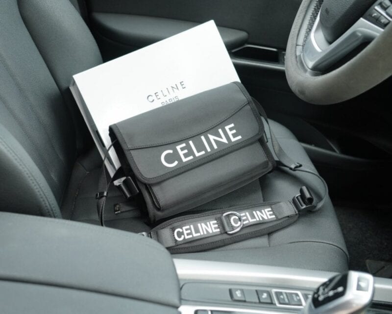 【AT2503】CELINE公式サイトで同期された斜めがけショルダーバッグ。時代を超越した象徴的な製品です。高品質な金具製作で通常のバージョンとは異なります。今年のお気に入りのデザインで、すべての実写写真があります。非常に実用的である。