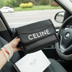 【AT2503】CELINE公式サイトで同期された斜めがけショルダーバッグ。時代を超越した象徴的な製品です。高品質な金具製作で通常のバージョンとは異なります。今年のお気に入りのデザインで、すべての実写写真があります。非常に実用的である。