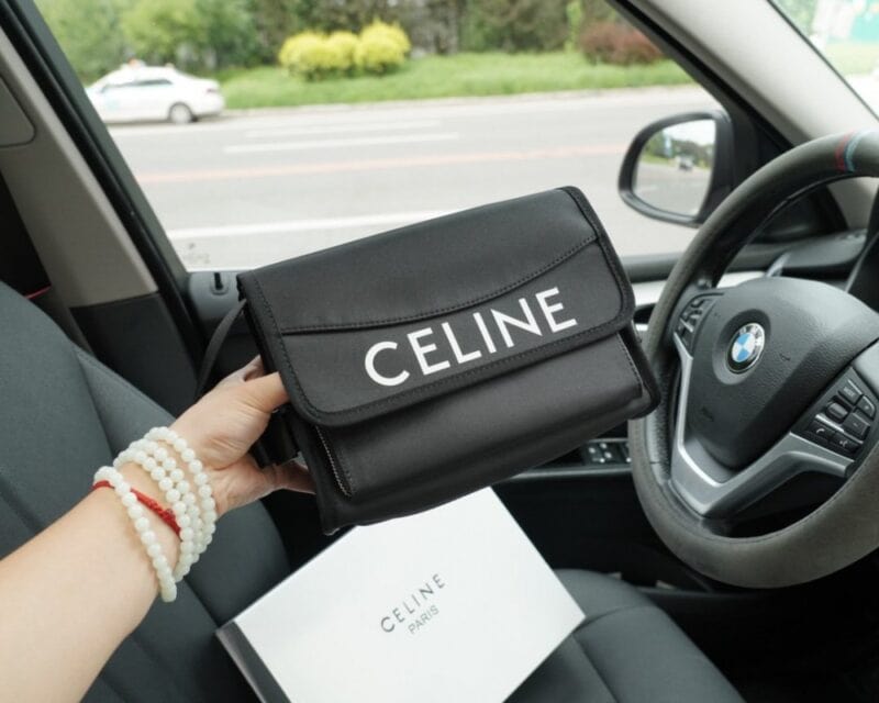 【AT2503】CELINE公式サイトで同期された斜めがけショルダーバッグ。時代を超越した象徴的な製品です。高品質な金具製作で通常のバージョンとは異なります。今年のお気に入りのデザインで、すべての実写写真があります。非常に実用的である。