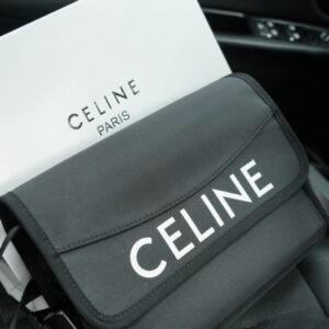 【AT2503】CELINE公式サイトで同期された斜めがけショルダーバッグ。時代を超越した象徴的な製品です。高品質な金具製作で通常のバージョンとは異なります。今年のお気に入りのデザインで、すべての実写写真があります。非常に実用的である。