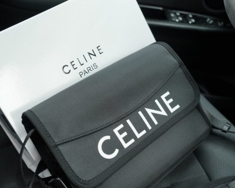 【AT2503】CELINE公式サイトで同期された斜めがけショルダーバッグ。時代を超越した象徴的な製品です。高品質な金具製作で通常のバージョンとは異なります。今年のお気に入りのデザインで、すべての実写写真があります。非常に実用的である。