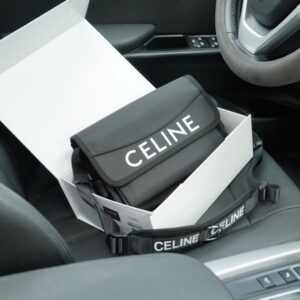 【AT2503】CELINE公式サイトで同期された斜めがけショルダーバッグ。時代を超越した象徴的な製品です。高品質な金具製作で通常のバージョンとは異なります。今年のお気に入りのデザインで、すべての実写写真があります。非常に実用的である。