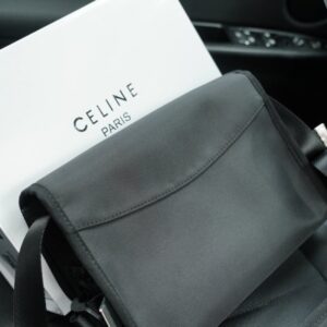 【AT2503】CELINE公式サイトで同期された斜めがけショルダーバッグ。時代を超越した象徴的な製品です。高品質な金具製作で通常のバージョンとは異なります。今年のお気に入りのデザインで、すべての実写写真があります。非常に実用的である。