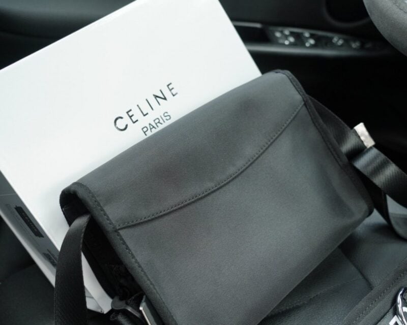 【AT2503】CELINE公式サイトで同期された斜めがけショルダーバッグ。時代を超越した象徴的な製品です。高品質な金具製作で通常のバージョンとは異なります。今年のお気に入りのデザインで、すべての実写写真があります。非常に実用的である。