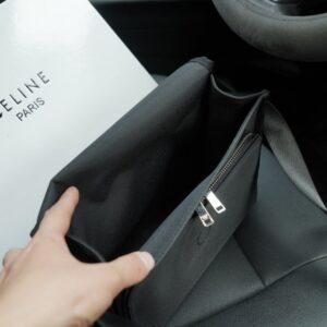 【AT2503】CELINE公式サイトで同期された斜めがけショルダーバッグ。時代を超越した象徴的な製品です。高品質な金具製作で通常のバージョンとは異なります。今年のお気に入りのデザインで、すべての実写写真があります。非常に実用的である。