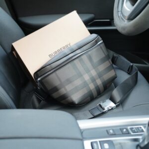 【AT2504】Burberry 🇮🇹 バーバリー公式ウェブサイトと同期したウエストバッグ。永遠に時代を超えたアイコン的な製品で、一般的な市販バージョンとは異なります。今年のBurberryが特にお気に入りのデザインです。すべて実物写真で、非常に使いやすいアイテムです。