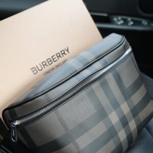 【AT2504】Burberry 🇮🇹 バーバリー公式ウェブサイトと同期したウエストバッグ。永遠に時代を超えたアイコン的な製品で、一般的な市販バージョンとは異なります。今年のBurberryが特にお気に入りのデザインです。すべて実物写真で、非常に使いやすいアイテムです。