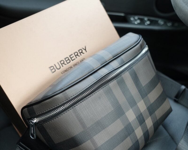 【AT2504】Burberry 🇮🇹 バーバリー公式ウェブサイトと同期したウエストバッグ。永遠に時代を超えたアイコン的な製品で、一般的な市販バージョンとは異なります。今年のBurberryが特にお気に入りのデザインです。すべて実物写真で、非常に使いやすいアイテムです。