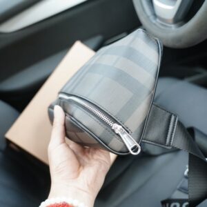【AT2504】Burberry 🇮🇹 バーバリー公式ウェブサイトと同期したウエストバッグ。永遠に時代を超えたアイコン的な製品で、一般的な市販バージョンとは異なります。今年のBurberryが特にお気に入りのデザインです。すべて実物写真で、非常に使いやすいアイテムです。