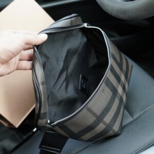 【AT2504】Burberry 🇮🇹 バーバリー公式ウェブサイトと同期したウエストバッグ。永遠に時代を超えたアイコン的な製品で、一般的な市販バージョンとは異なります。今年のBurberryが特にお気に入りのデザインです。すべて実物写真で、非常に使いやすいアイテムです。