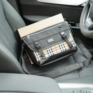 【AT2505】Burberry バーバリー公式ウェブサイトでシンクロするシングルショルダースリングバッグ。古典的で時代を超えた作品で、手触りが非常に細やかで、深い防水性と耐久性があり、一般的な商品とは異なる。控えめな贅沢さで、全く派手ではないデザイン。日常的でおしゃれ。