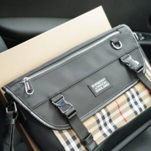 【AT2505】Burberry バーバリー公式ウェブサイトでシンクロするシングルショルダースリングバッグ。古典的で時代を超えた作品で、手触りが非常に細やかで、深い防水性と耐久性があり、一般的な商品とは異なる。控えめな贅沢さで、全く派手ではないデザイン。日常的でおしゃれ。