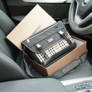 【AT2505】Burberry バーバリー公式ウェブサイトでシンクロするシングルショルダースリングバッグ。古典的で時代を超えた作品で、手触りが非常に細やかで、深い防水性と耐久性があり、一般的な商品とは異なる。控えめな贅沢さで、全く派手ではないデザイン。日常的でおしゃれ。