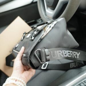 【AT2505】Burberry バーバリー公式ウェブサイトでシンクロするシングルショルダースリングバッグ。古典的で時代を超えた作品で、手触りが非常に細やかで、深い防水性と耐久性があり、一般的な商品とは異なる。控えめな贅沢さで、全く派手ではないデザイン。日常的でおしゃれ。