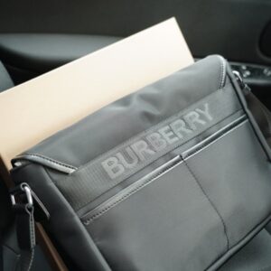 【AT2505】Burberry バーバリー公式ウェブサイトでシンクロするシングルショルダースリングバッグ。古典的で時代を超えた作品で、手触りが非常に細やかで、深い防水性と耐久性があり、一般的な商品とは異なる。控えめな贅沢さで、全く派手ではないデザイン。日常的でおしゃれ。