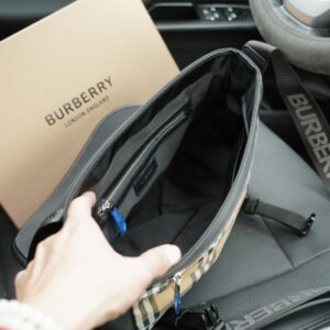 【AT2505】Burberry バーバリー公式ウェブサイトでシンクロするシングルショルダースリングバッグ。古典的で時代を超えた作品で、手触りが非常に細やかで、深い防水性と耐久性があり、一般的な商品とは異なる。控えめな贅沢さで、全く派手ではないデザイン。日常的でおしゃれ。