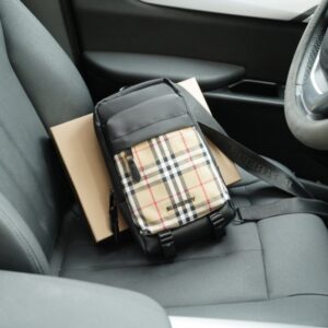 【AT2506】Burberry バーバリーオフィシャルウェブサイトと同期したチェストバッグは、古典的で時代を超える作品です。手触りが繊細で、高い防水性と耐久性を備えています。一般的な市販品とは異なり、控えめな贅沢さを感じさせるデザインです。日常使いにもおしゃれで、決して派手ではないスタイルです。