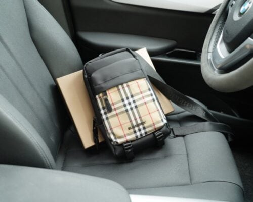 【AT2506】Burberry バーバリーオフィシャルウェブサイトと同期したチェストバッグは、古典的で時代を超える作品です。手触りが繊細で、高い防水性と耐久性を備えています。一般的な市販品とは異なり、控えめな贅沢さを感じさせるデザインです。日常使いにもおしゃれで、決して派手ではないスタイルです。