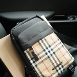 【AT2506】Burberry バーバリーオフィシャルウェブサイトと同期したチェストバッグは、古典的で時代を超える作品です。手触りが繊細で、高い防水性と耐久性を備えています。一般的な市販品とは異なり、控えめな贅沢さを感じさせるデザインです。日常使いにもおしゃれで、決して派手ではないスタイルです。