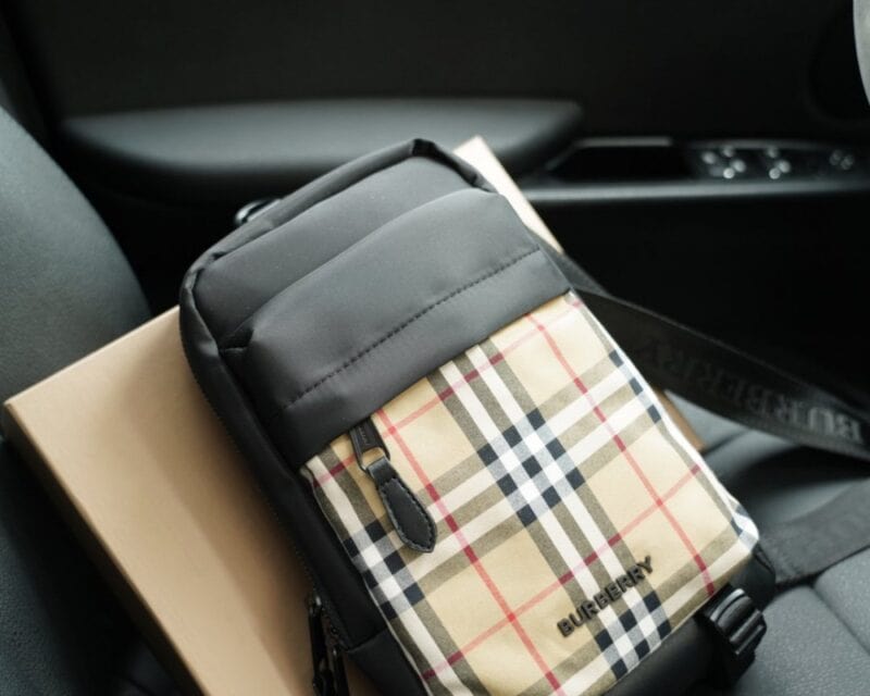 【AT2506】Burberry バーバリーオフィシャルウェブサイトと同期したチェストバッグは、古典的で時代を超える作品です。手触りが繊細で、高い防水性と耐久性を備えています。一般的な市販品とは異なり、控えめな贅沢さを感じさせるデザインです。日常使いにもおしゃれで、決して派手ではないスタイルです。