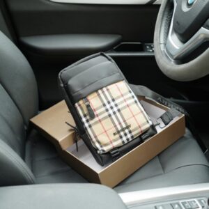 【AT2506】Burberry バーバリーオフィシャルウェブサイトと同期したチェストバッグは、古典的で時代を超える作品です。手触りが繊細で、高い防水性と耐久性を備えています。一般的な市販品とは異なり、控えめな贅沢さを感じさせるデザインです。日常使いにもおしゃれで、決して派手ではないスタイルです。