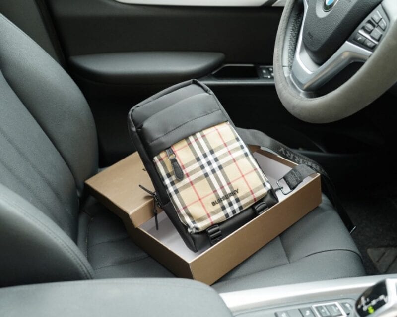 【AT2506】Burberry バーバリーオフィシャルウェブサイトと同期したチェストバッグは、古典的で時代を超える作品です。手触りが繊細で、高い防水性と耐久性を備えています。一般的な市販品とは異なり、控えめな贅沢さを感じさせるデザインです。日常使いにもおしゃれで、決して派手ではないスタイルです。