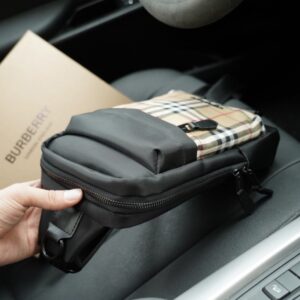【AT2506】Burberry バーバリーオフィシャルウェブサイトと同期したチェストバッグは、古典的で時代を超える作品です。手触りが繊細で、高い防水性と耐久性を備えています。一般的な市販品とは異なり、控えめな贅沢さを感じさせるデザインです。日常使いにもおしゃれで、決して派手ではないスタイルです。