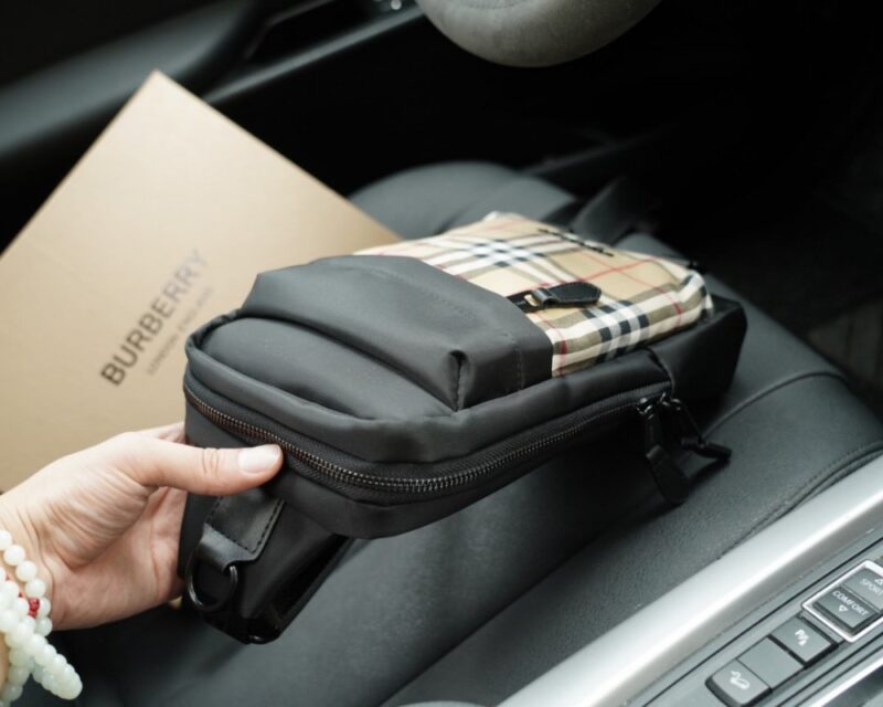 【AT2506】Burberry バーバリーオフィシャルウェブサイトと同期したチェストバッグは、古典的で時代を超える作品です。手触りが繊細で、高い防水性と耐久性を備えています。一般的な市販品とは異なり、控えめな贅沢さを感じさせるデザインです。日常使いにもおしゃれで、決して派手ではないスタイルです。