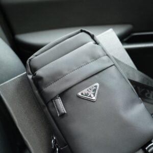 【AT2508】Prada プラダ公式ウェブサイトと同期されたクラシックなショルダーバッグは、感触が繊細で深く防水性があり耐久性があります。一般的な市販品ではない地味で豪華なスタイルは、全く派手ではなく、日常使いにはおしゃれです。