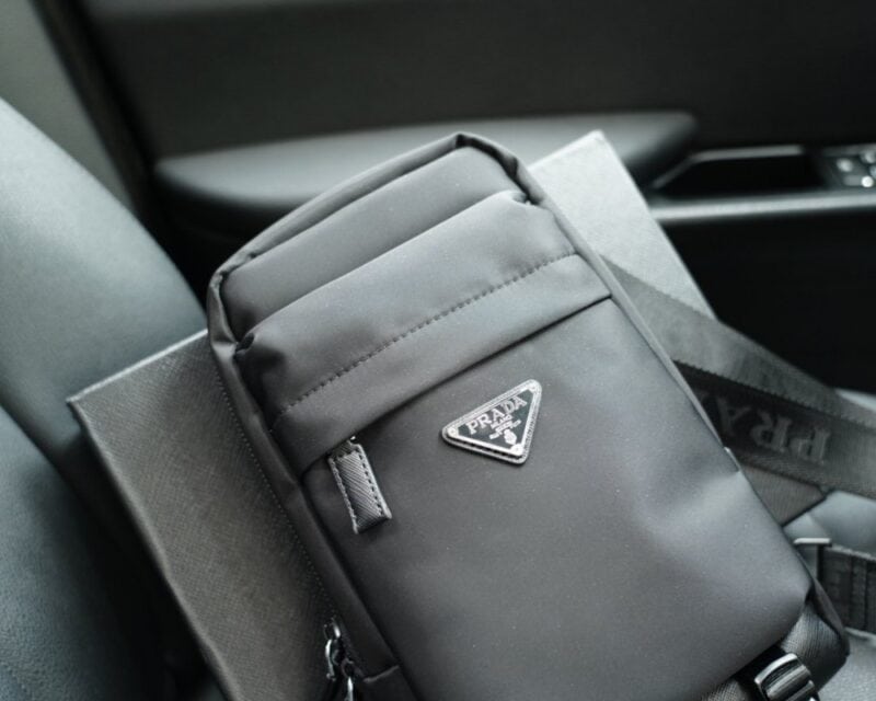 【AT2508】Prada プラダ公式ウェブサイトと同期されたクラシックなショルダーバッグは、感触が繊細で深く防水性があり耐久性があります。一般的な市販品ではない地味で豪華なスタイルは、全く派手ではなく、日常使いにはおしゃれです。