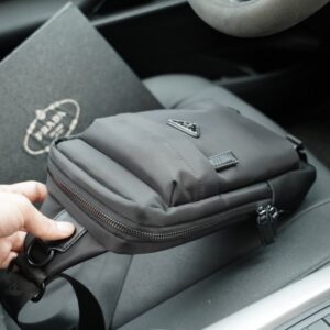 【AT2508】Prada プラダ公式ウェブサイトと同期されたクラシックなショルダーバッグは、感触が繊細で深く防水性があり耐久性があります。一般的な市販品ではない地味で豪華なスタイルは、全く派手ではなく、日常使いにはおしゃれです。