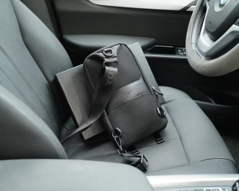 【AT2508】Prada プラダ公式ウェブサイトと同期されたクラシックなショルダーバッグは、感触が繊細で深く防水性があり耐久性があります。一般的な市販品ではない地味で豪華なスタイルは、全く派手ではなく、日常使いにはおしゃれです。