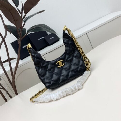 【AT2510】Chanelの斜め掛けはカジュアルで、ハンドバッグとして留めると、夜会にピッタリです。要するに手で持つことができ、片肩に掛けることができ、斜め掛けにすることができます。ネックレスとしても使えると、お姉さんたちが発見したと聞いています。このバッグはとても価値があります！容量もたっぷり！