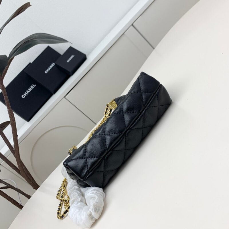 【AT2510】Chanelの斜め掛けはカジュアルで、ハンドバッグとして留めると、夜会にピッタリです。要するに手で持つことができ、片肩に掛けることができ、斜め掛けにすることができます。ネックレスとしても使えると、お姉さんたちが発見したと聞いています。このバッグはとても価値があります！容量もたっぷり！