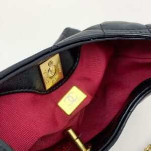 【AT2510】Chanelの斜め掛けはカジュアルで、ハンドバッグとして留めると、夜会にピッタリです。要するに手で持つことができ、片肩に掛けることができ、斜め掛けにすることができます。ネックレスとしても使えると、お姉さんたちが発見したと聞いています。このバッグはとても価値があります！容量もたっぷり！