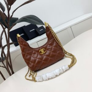 【AT2512】Chanel シャネルのクラッチバッグはカジュアルで、ハンドバッグとしてもディナーパーティーで使用するのにぴったりです。ショルダーバッグや斜め掛けバッグとしても使えるそうです。台湾の姉妹たちが新しいスタイルを発見したそうです。このバッグはとても価値があります！容量もたっぷりあります！