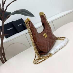 【AT2512】Chanel シャネルのクラッチバッグはカジュアルで、ハンドバッグとしてもディナーパーティーで使用するのにぴったりです。ショルダーバッグや斜め掛けバッグとしても使えるそうです。台湾の姉妹たちが新しいスタイルを発見したそうです。このバッグはとても価値があります！容量もたっぷりあります！