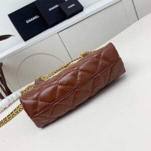 【AT2512】Chanel シャネルのクラッチバッグはカジュアルで、ハンドバッグとしてもディナーパーティーで使用するのにぴったりです。ショルダーバッグや斜め掛けバッグとしても使えるそうです。台湾の姉妹たちが新しいスタイルを発見したそうです。このバッグはとても価値があります！容量もたっぷりあります！