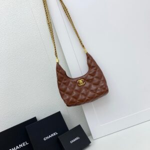 【AT2512】Chanel シャネルのクラッチバッグはカジュアルで、ハンドバッグとしてもディナーパーティーで使用するのにぴったりです。ショルダーバッグや斜め掛けバッグとしても使えるそうです。台湾の姉妹たちが新しいスタイルを発見したそうです。このバッグはとても価値があります！容量もたっぷりあります！