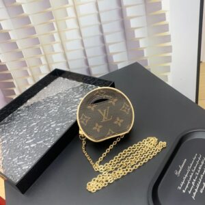 【AT2513】LVの新作Around Meバッグは、モノグラムコーティングキャンバスを使用し、ブランドLV Circleロゴのインスピレーションを表現しています。