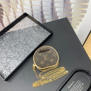 【AT2513】LVの新作Around Meバッグは、モノグラムコーティングキャンバスを使用し、ブランドLV Circleロゴのインスピレーションを表現しています。